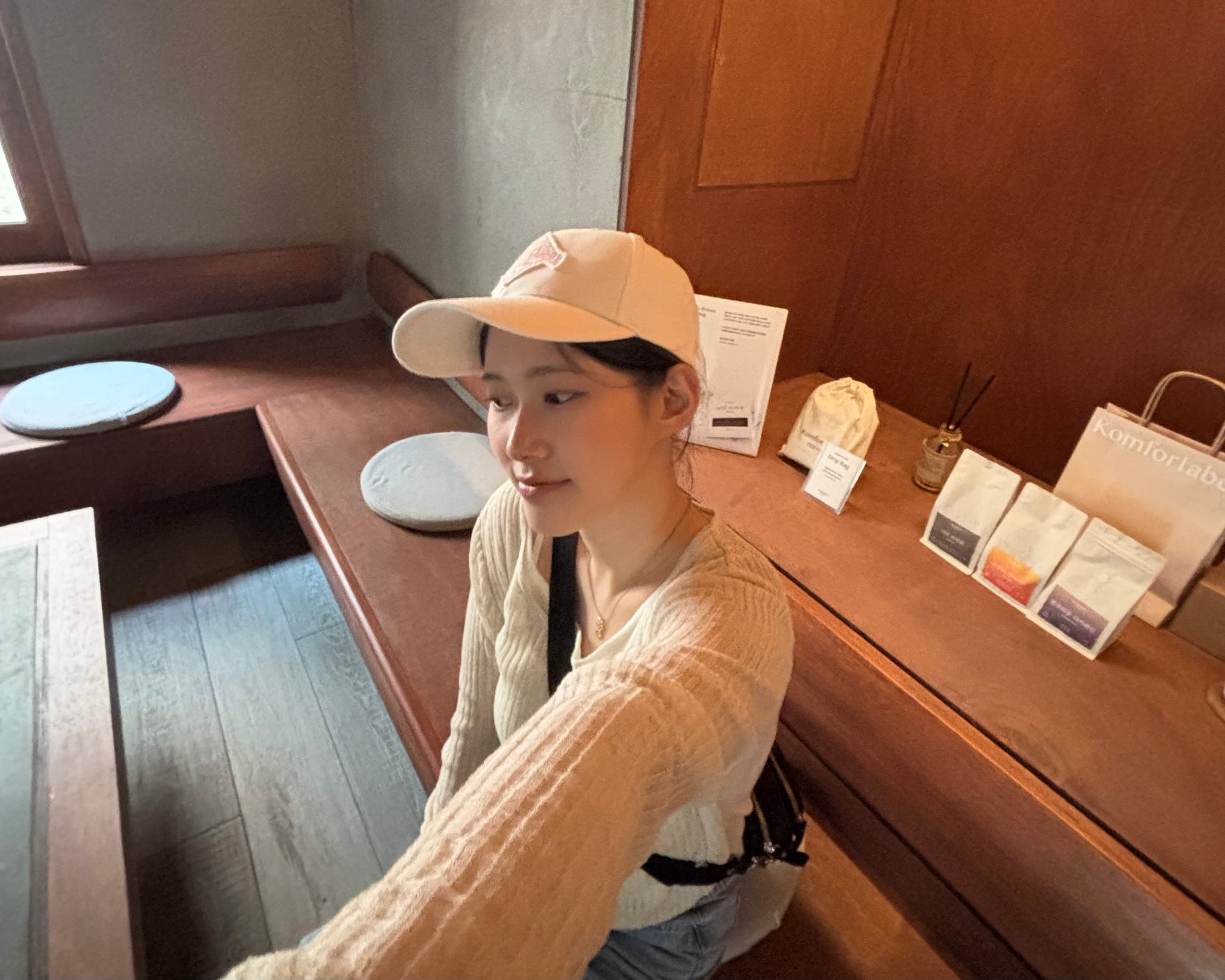 Reina wearing a cap at a cafe